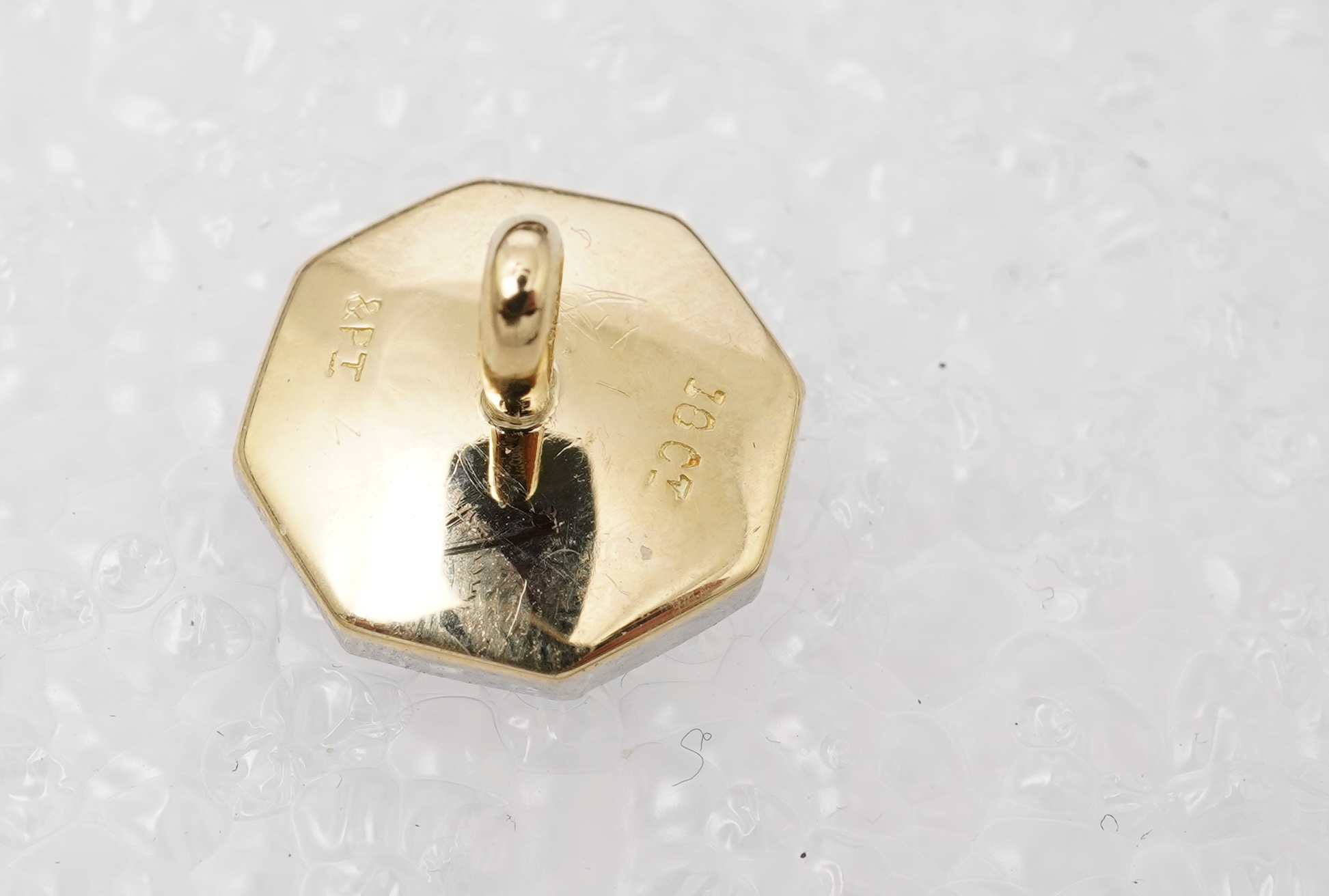 A set of 9ct gentleman's dress set cufflinks and button, retailed by Tessier